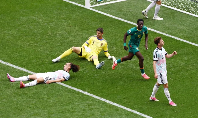 Ismaïla Sarr a gólját ünnepli a megfektetett belga védelem gyűrűjében – Fotó: Lee Smith / Reuters