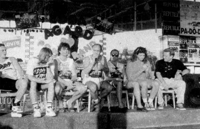 Fórum az 1992-es agárdi Edda-tábor végén. A zenekar tagjai mellett Turbók János, a kép jobb szélén Borhegyi György – Fotó: Ifjúsági Magazin / Arcanum Újságok