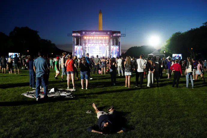 Érdeklődők hallgatják az elnök beszédét a Nagy Amerikai Állami Vásár megnyitóján 2026. június 24-én – Fotó: Nathan Howard / Reuters