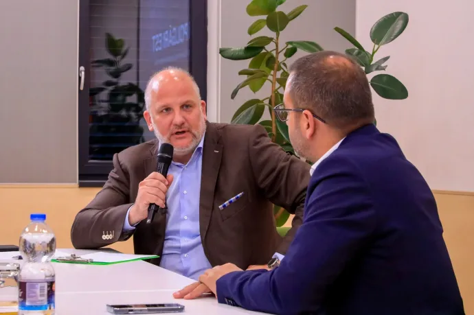 Puskás Péter beszélget a Szuverenitásvédelmi Hivatal elnökével, Lánczi Tamással az Óbudai Polgári Estek programsorozat 2024. október 5-i eseményén – Fotó: Óbudai Fidesz / Facebook