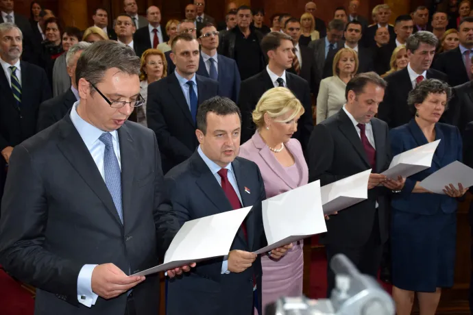 Aleksandar Vučić szerb miniszterelnök és kormánya leteszi a hivatali esküt 2014. április 27-én – Fotó: Kristina Maslarevic / Anadolu Agency / AFP