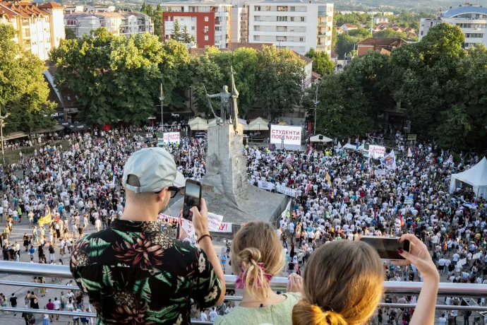 Vučić lemondását követelő diáktüntetés Kraljevóban, 2026. június 28-án, miután az elnök előző nap bejelentette, hogy lemondhat – Fotó: Uros Arsic / AFP