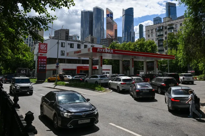 Nagyra nőtt a szakadék Putyin szavai és a benzinért sorban álló oroszok millióinak valósága között