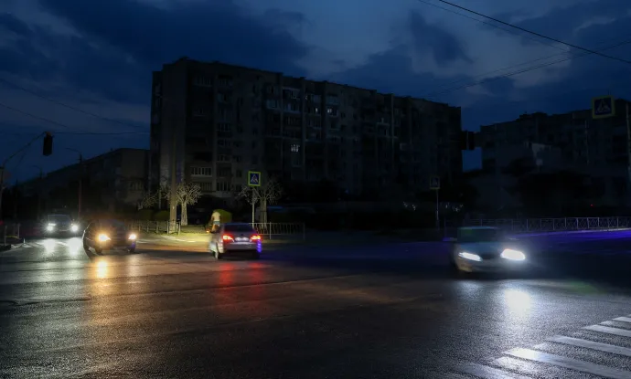 Lakótelep áramszünet idején Jevpatorijában, a Krím félszigeten 2026. július 1-jén – Fotó: Alexey Pavlishak / Reuters