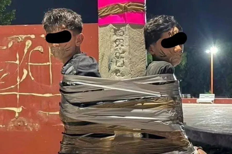 Motortolvajokat kötöz lámpaoszlopokhoz a mexikói duct tape-es Batman, macskabajszot is rajzol az arcukra – Forrás: Telex.hu