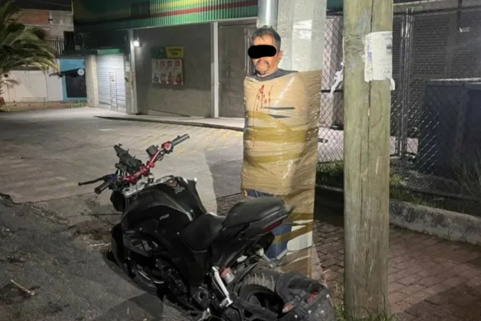 Motortolvajokat kötöz lámpaoszlopokhoz a mexikói duct tape-es Batman, macskabajszot is rajzol az arcukra