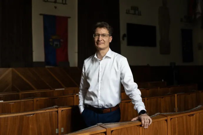Cser-Palkovics András: Egy süllyedő hajóról lelépni nem feltétlenül szép dolog