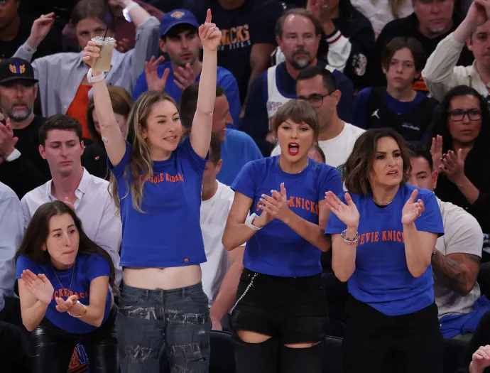 Taylor Swift és barátai a 2026-os NBA-döntő negyedik mérkőzésén június 10-én a Madison Square Gardenben – Fotó: Al Bello / Getty Images