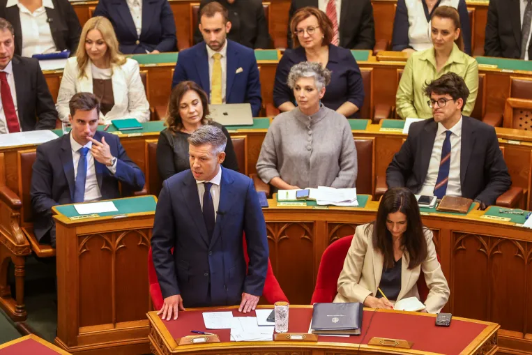 Tényleg évek óta beszél már Magyar arról, hogy nyolc évnél többet ne lehessen valaki képviselő, de a Tisza programjában ez nem szerepelt kiemelten