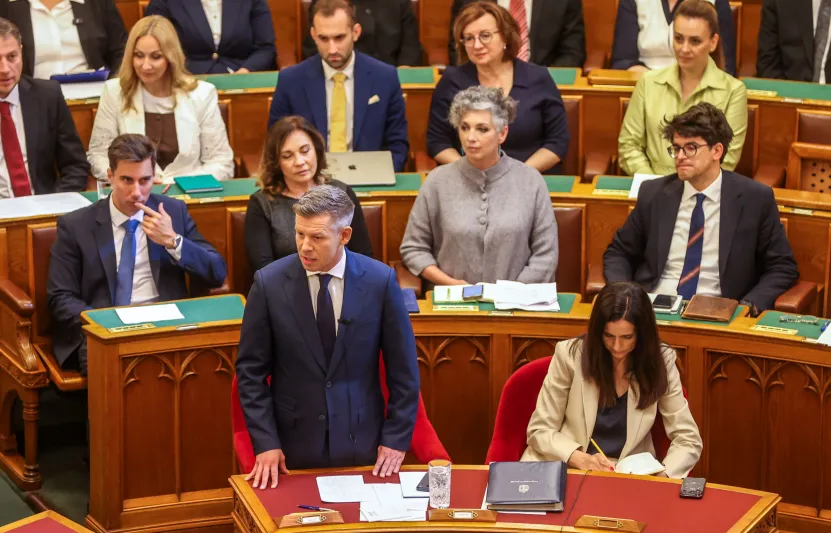 Tényleg évek óta beszél már Magyar arról, hogy nyolc évnél többet ne lehessen valaki képviselő, de a Tisza programjában ez nem szerepelt kiemelten