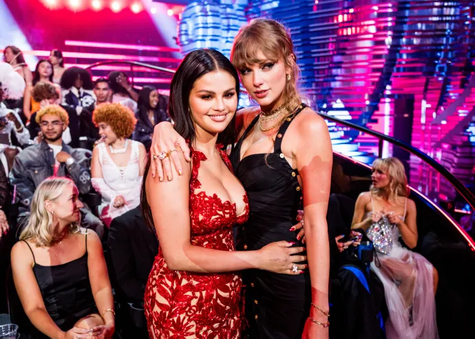 Selena Gomez és Taylor Swift 2023-ban a Video Music Awardson New Jersey-ben – Fotó: John Shearer / Getty Images for MTV