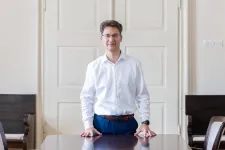 Cser-Palkovics András: Egy süllyedő hajóról lelépni nem feltétlenül szép dolog