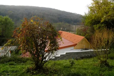Klíma nélküli hűvös menedékek vastag falakkal és külső árnyékolással