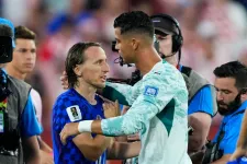 Ronaldo vigasztalta a csalódott Modrićot a vb-kiesés után, a horvát aranylabdás a videóbírót kritizálta