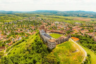 Karnyújtásnyira a Balatontól, mégis más árakon
