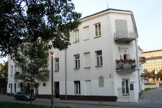 A Planty utca 7–9. szám alatti bérház az áldozatok emléktáblájával – Fotó: Grzegorz Pietrzak (user VindicatoR) / Wikipedia