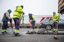 Kátyús úton a Porsche is csak vánszorog