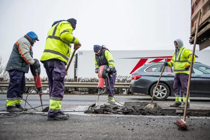 Kátyús úton a Porsche is csak vánszorog