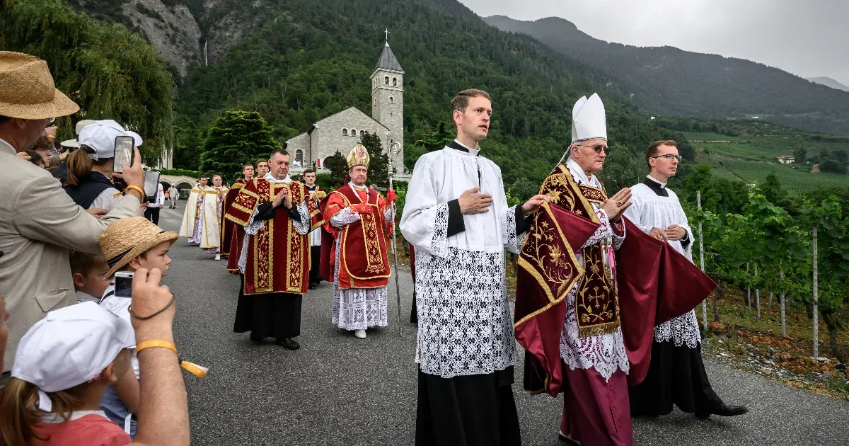 XIV. Leó pápára fittyet hányva szenteltek püspököket, a Vatikán válasza még a vártnál is keményebb volt