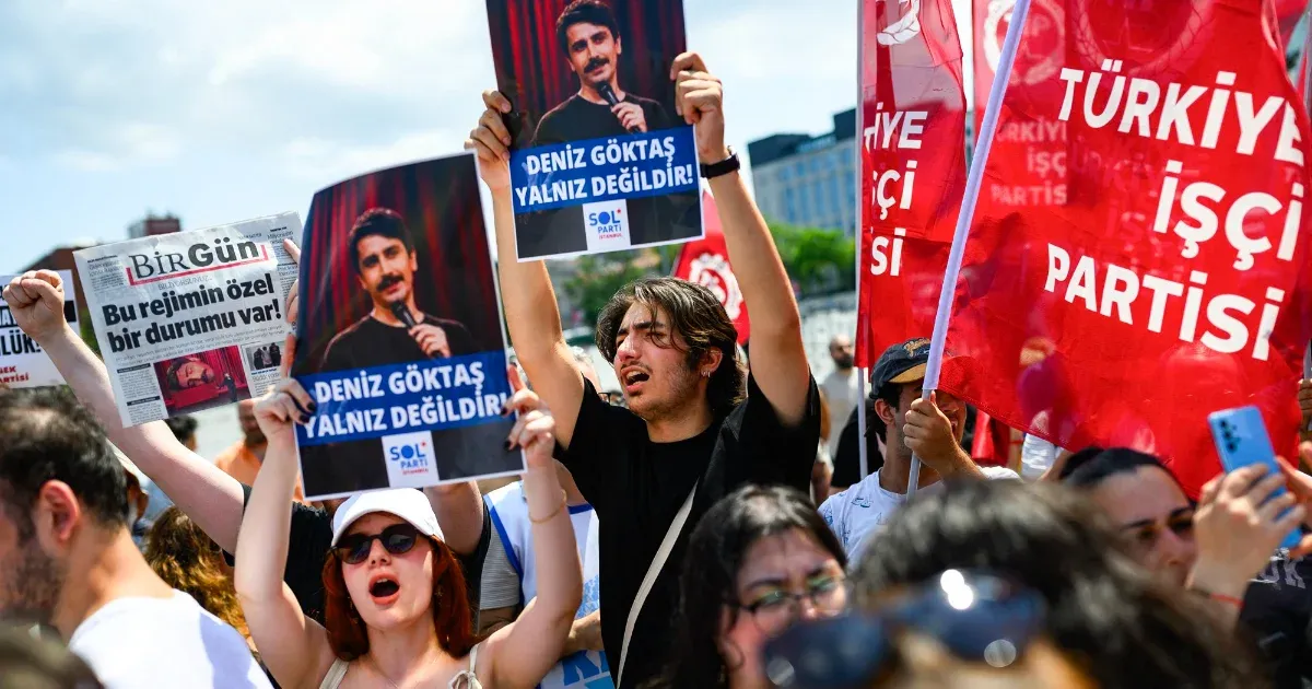Deniz Göktaş humorista letartóztatása és a törökországi politikai tisztogatások Deniz Göktaş humorista letartóztatása és a törökországi politikai tisztogatások
