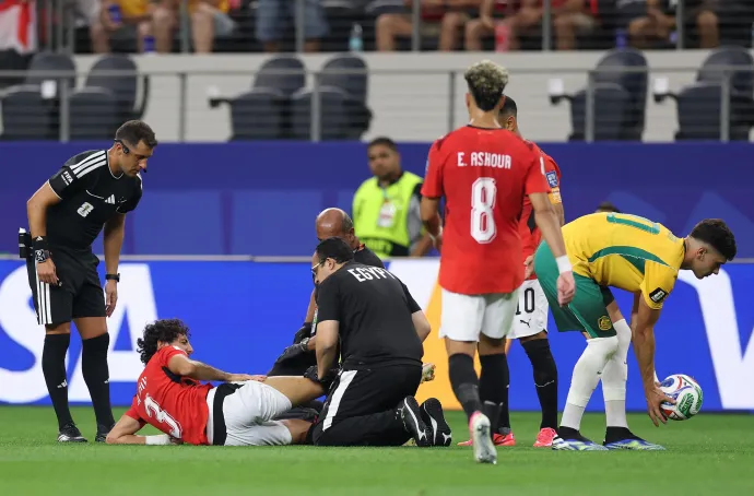 Mohamed Hani szorul ápolásra Egyiptom Ausztrália elleni tizenhatoddöntőjén a 2026-os labdarúgó világbajnokságon – Fotó: Molly Darlington / 2026 Getty Images