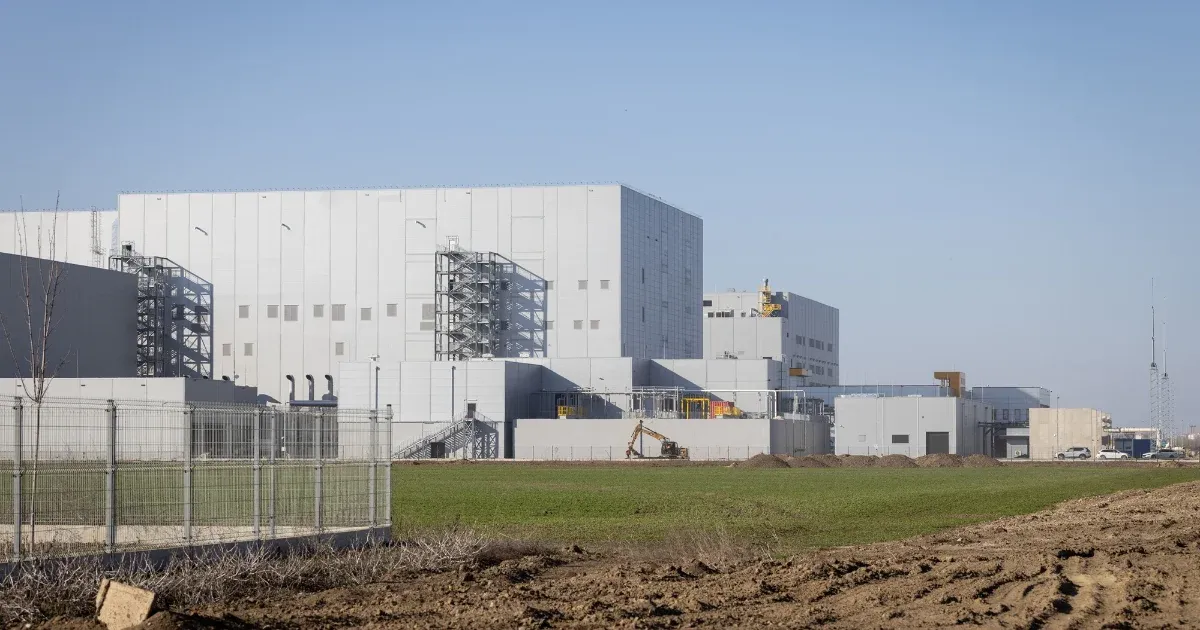 A Semcorp gyár leállítása: tűzvédelmi hiányosságok miatt felfüggesztett tevékenységek Debrecenben A Semcorp gyár leállítása: tűzvédelmi hiányosságok miatt felfüggesztett tevékenységek Debrecenben