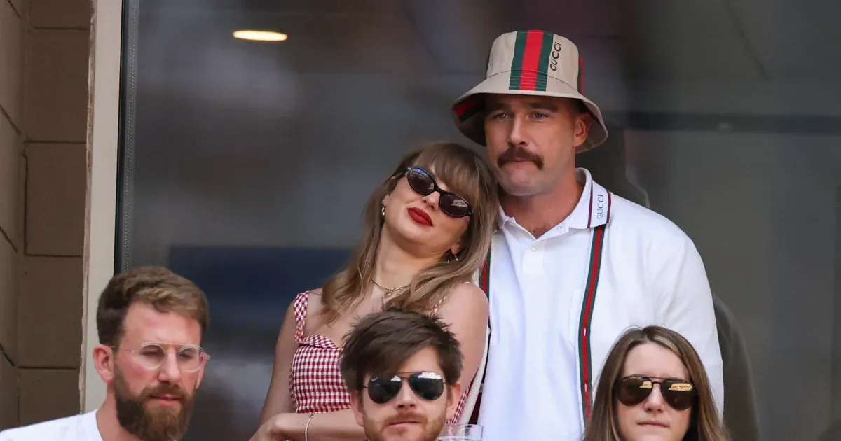 Adam Sandler vezette Taylor Swift és Travis Kelce esküvőjét a Madison Square Gardenben Adam Sandler vezette Taylor Swift és Travis Kelce esküvőjét a Madison Square Gardenben
