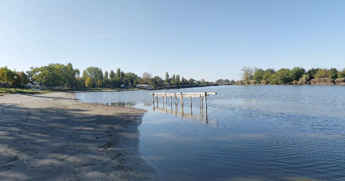 Baktériumszaporodás miatt zárva a strand a magas vízhőmérséklet miatt