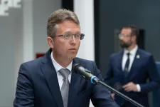 Hankó Balázs alig pár nappal a választások előtt még kiszórt 400 milliót miniszteri hatáskörben