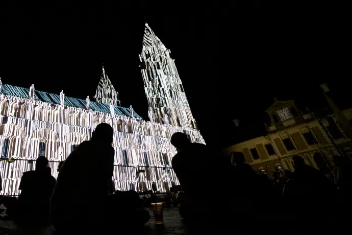 Részlet a székesegyházra vetített Zsolnay Light Art verseny egyik alkotásából. Az olasz Martina Stella egy op-art betűtípust alkotott Victor Vasarely munkássága nyomán, így szöveg táncol a falakon – Fotó: Gűth Ervin / Telex