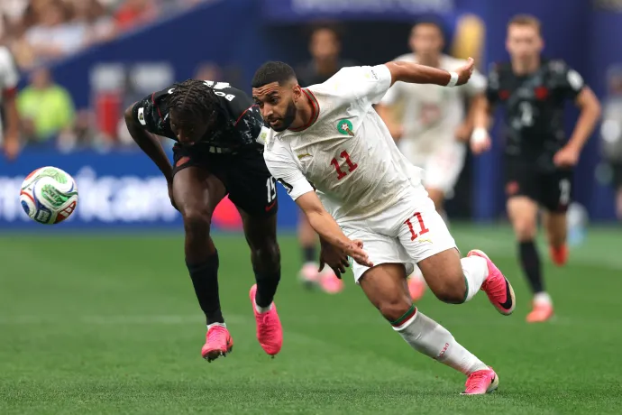Iszmael Szaibari Moise Bombitóval harcol a labdáért a Kanada-Marokkó világbajnoki nyolcaddöntőben Houstonban, 2026. július 4-én. Fotó: Molly Darlington / 2026 Getty Images