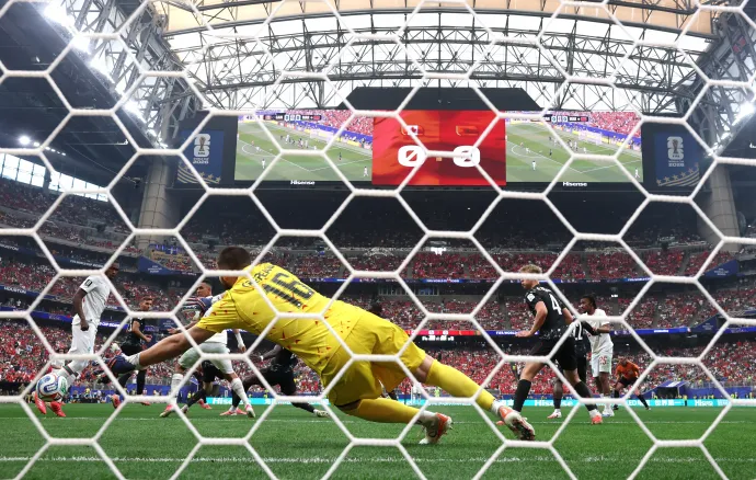 Maxime Crépeau hiába nyújtózott, Unahi lövését nem tudta kitolni. Fotó: Kevin C. Cox / 2026 Getty Images