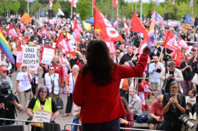 Tízezrek tüntettek a szélsőjobb ellen Németországban