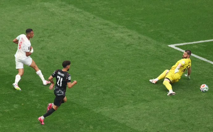 Szufian Rahimi higgadtan gurította el Brahim Díaz második gólpasszát Maxime Crépeau mellett. Fotó: Lars Baron / 2026 Getty Images