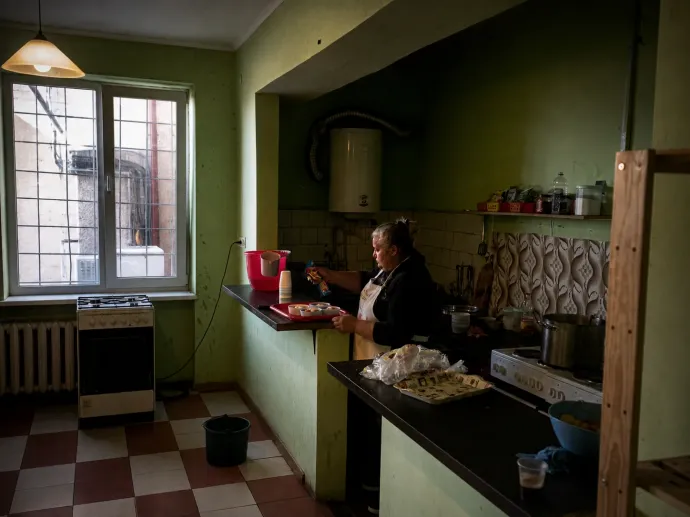 Horváth Gáspár és felesége foglalkoznak a főzéssel és a gyerekek étkeztetésével a Romodrom központban – Fotó: Kopriva Nikolett