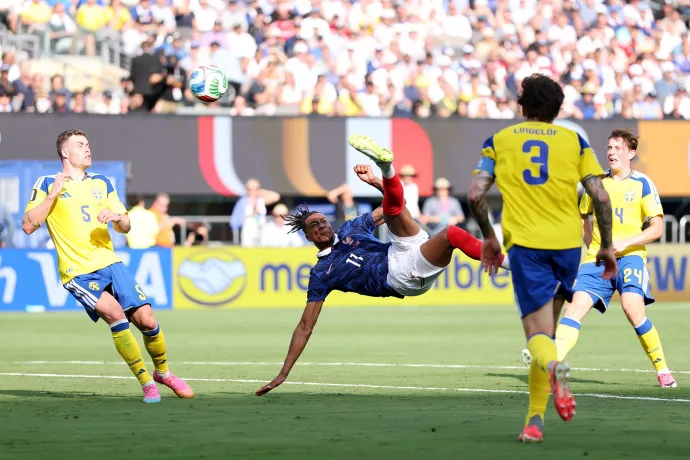 Michael Olise ollózós kísérlete a Svédország elleni tizenhatoddöntőben – Fotó: Mattia Ozbot / Getty Images