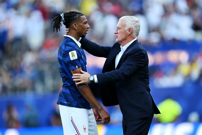 Michael Olise és Didier Deschamps a Svédország elleni egyenes kieséses mérkőzésen – Fotó: Shaun Botterill / FIFA/ Getty Images