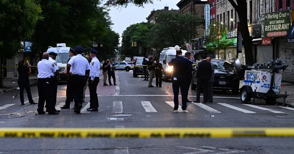 Nyolcan, köztük gyerekek is megsérültek egy New York-i kerti partin, miután egy símaszkos férfi tüzet nyitott
