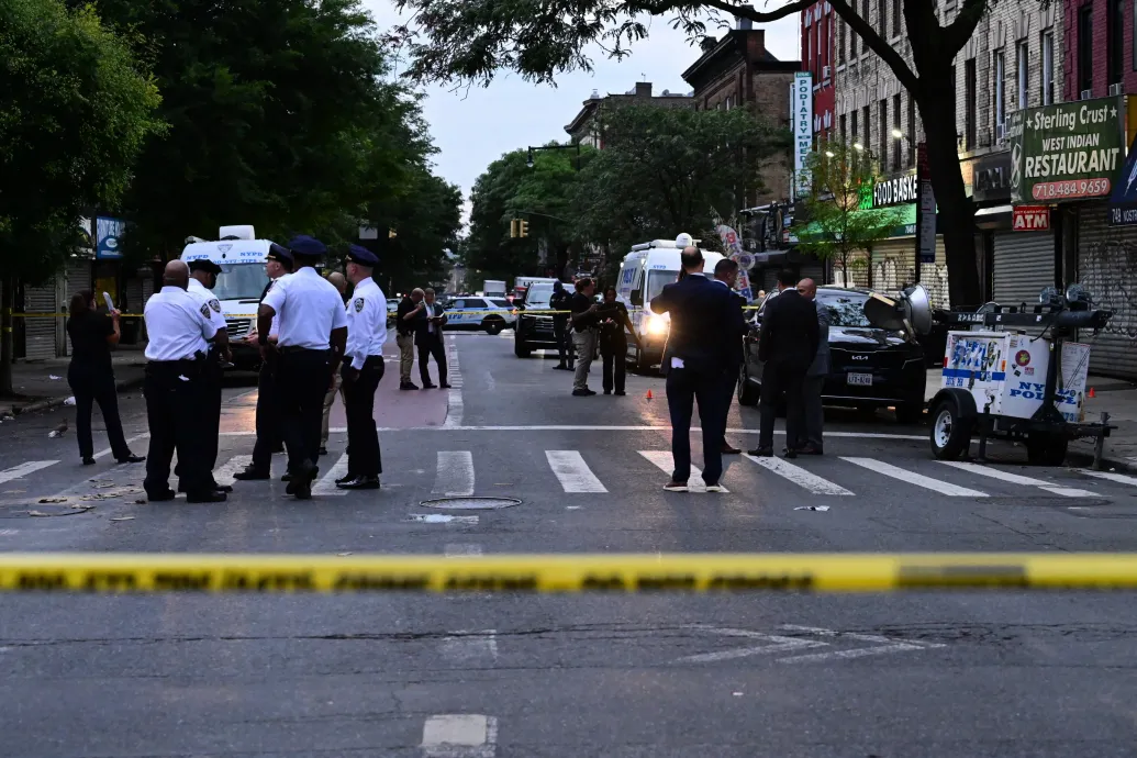 Nyolcan, köztük gyerekek is megsérültek egy New York-i kerti partin, miután egy símaszkos férfi tüzet nyitott