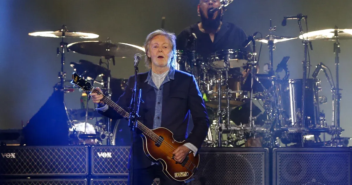 Paul McCartney előadta a Beatles klasszikusát Taylor Swift és Travis Kelce esküvőjén Paul McCartney előadta a Beatles klasszikusát Taylor Swift és Travis Kelce esküvőjén