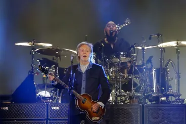 62 év után Taylor Swift esküvőjén játszotta el újra a Beatles egyik legnagyobb slágerét Paul McCartney