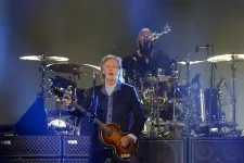 62 év után Taylor Swift esküvőjén játszotta el újra a Beatles egyik legnagyobb slágerét Paul McCartney