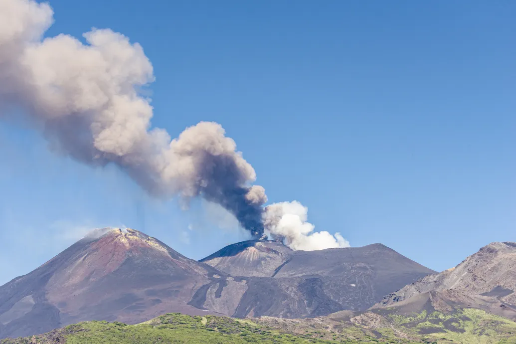 „Már a reptérre menet ejtettük, hogy gond lesz, mert nagyon füstölt a vulkán” – magyarokkal is kibabrált a pöfékelő Etna