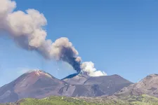 „Már a reptérre menet sejtettük, hogy gond lesz, mert nagyon füstölt a vulkán” – magyarokkal is kibabrált a pöfékelő Etna