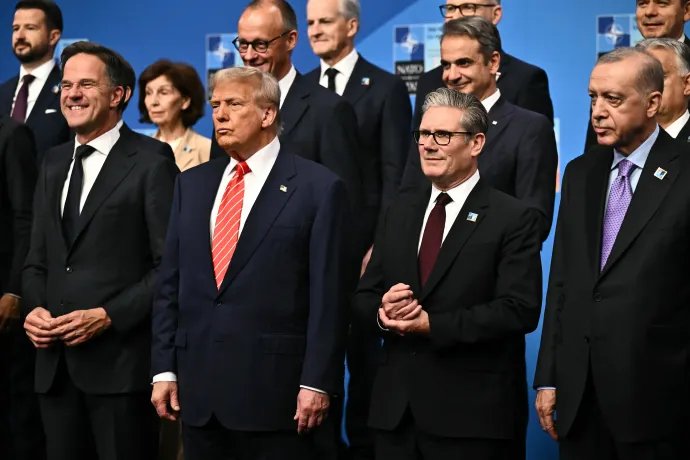Csoportkép készül a hágai NATO-csúcson 2025. június 25-én. Az első sorban Mark Rutte, Donald Trump, Keir Starmer és Recep Tayyip Erdoğan – Fotó: Ben Stansall / Pool / Getty Images
