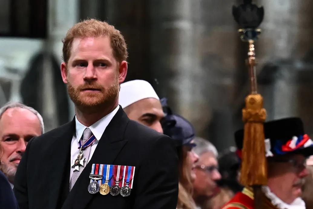 Békülőben a királyi család, a Londonba látogató Harry herceget meghívták a Buckingham-palotába