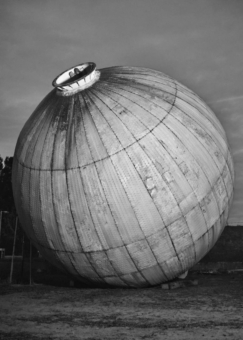 Hidroglóbusz, 2024. | Kiszáradt Böddi-szék, 2025 – Fotó: Váradi Viktor