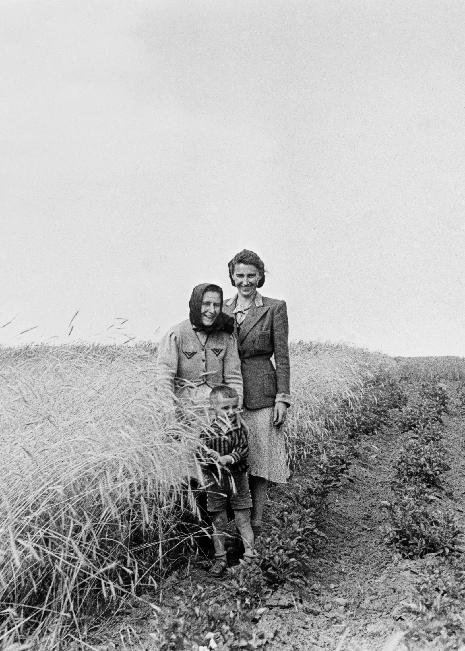 A fotós nagyanyja és dédanyja a földjükön az 1940-es években (az eredeti fotót készítette Váradi József) – Fotó: Váradi Viktor