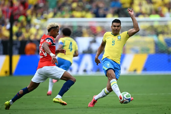 A norvég Antonio Nusa és Casemiro a labdarúgó-világbajnokság nyolcaddöntőjében, 2026. július 5-én – Fotó: Mauro Pimentel / AFP