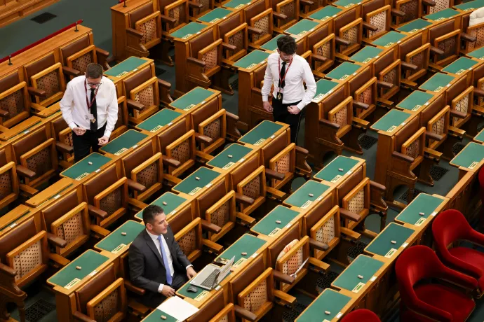 Leszedik őket – Fotó: Bődey János / Telex